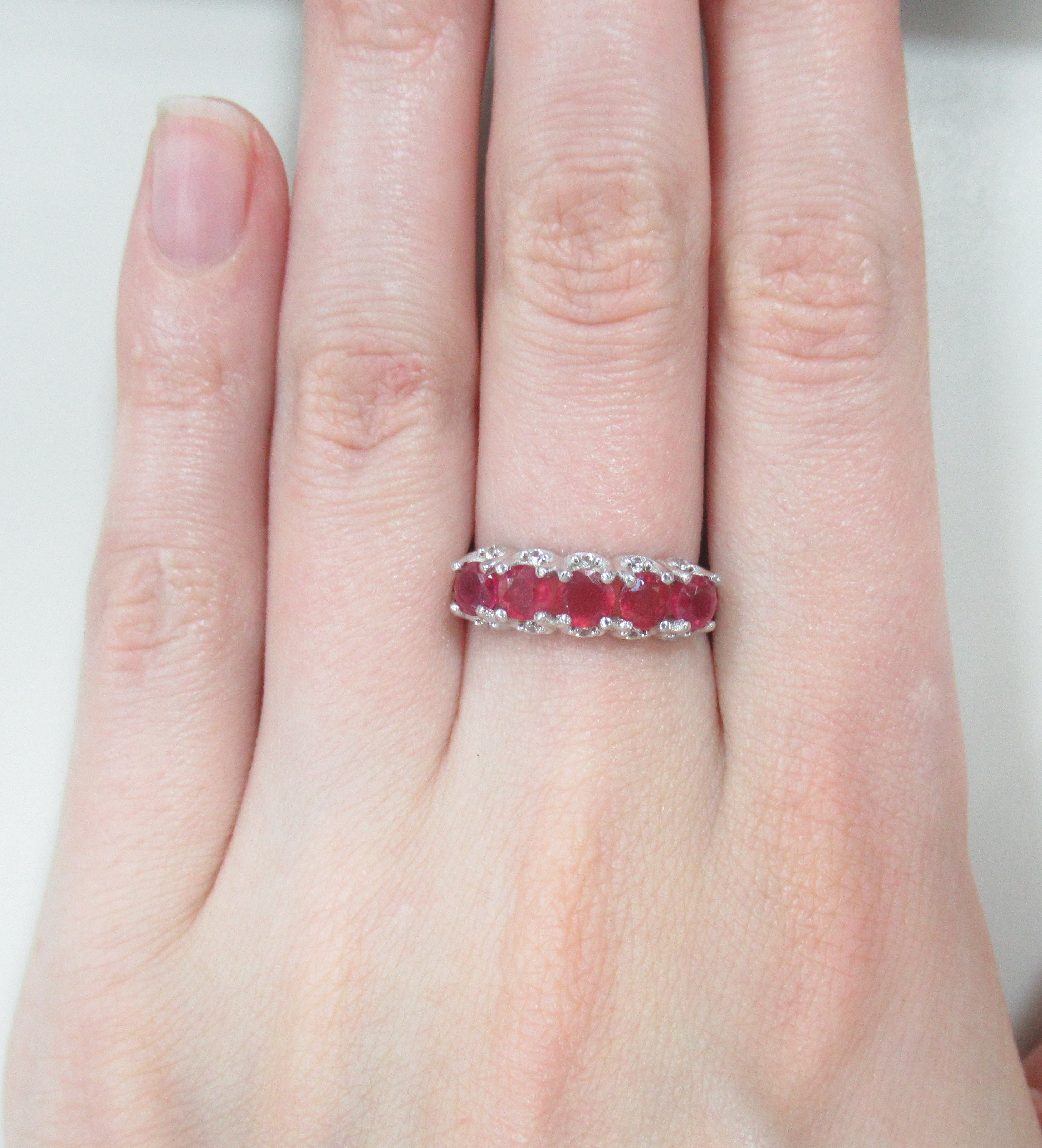 Серебряное кольцо с рубинами